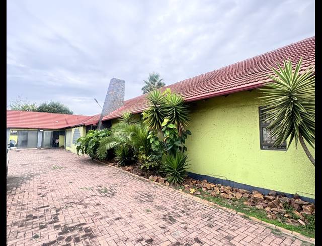 M² BUSINESS CENTRE FOR SALE IN WITBANK EXT 8